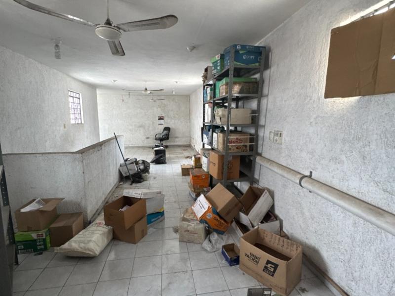 Renta de Local con Bodega comercial sobre avenida transitada
