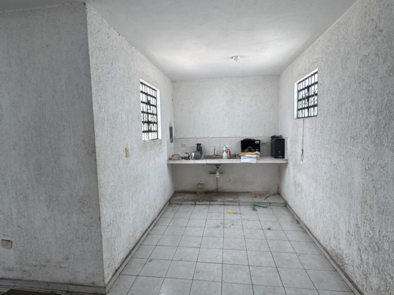 Renta de Local con Bodega comercial sobre avenida transitada