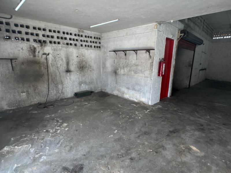 Renta de Local con Bodega comercial sobre avenida transitada