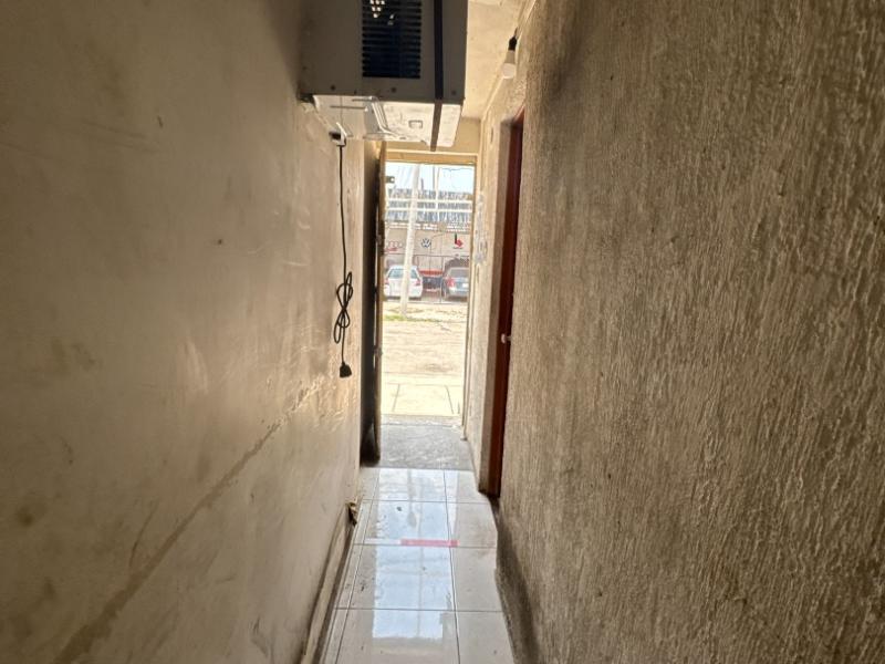 Renta de Local con Bodega comercial sobre avenida transitada
