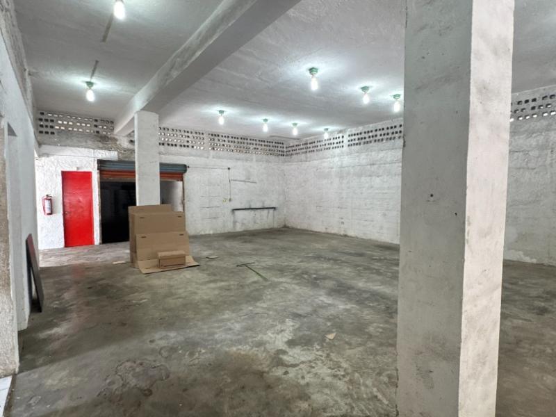 Renta de Local con Bodega comercial sobre avenida transitada