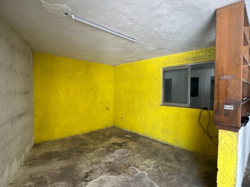 Renta de Local con Bodega comercial sobre avenida transitada