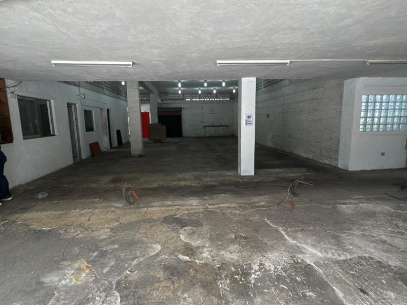 Renta de Local con Bodega comercial sobre avenida transitada