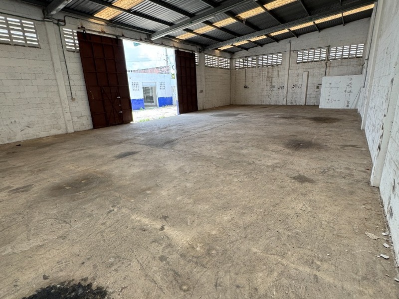 Renta Local con Bodega Comercial